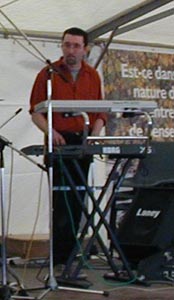 Madelgaire en concert à Soignies le 16/06/2001. Patrice, claviers.